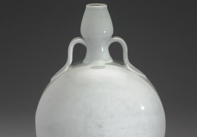 图片[2]-Gourd-shaped flask with paired belt-shaped handles and incised flowers decoration in sweet-white glaze, Ming dynasty, Yongle reign (1403-1424)-China Archive